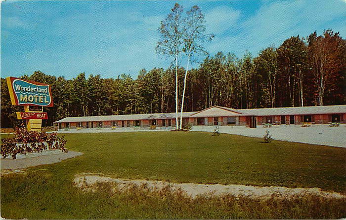 Wonderland Motel - Old Postcard Photo